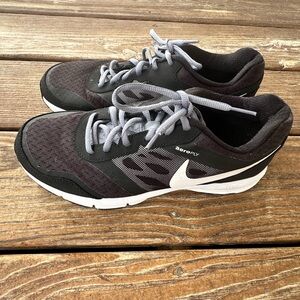 Nike Air aeroply black women's black athletic shoes size 9.5